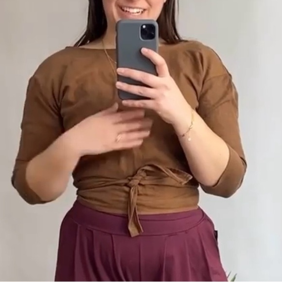 Free label reversible wrap top - Picture 2 of 7